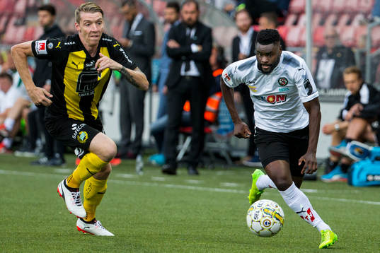 Hammarbys Birkir Már Saevarsson jagar Örebros Maic Sema