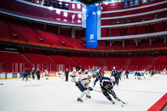 Pittsburghs Carl Hagelin och Djurgårdens Alexander Urbom