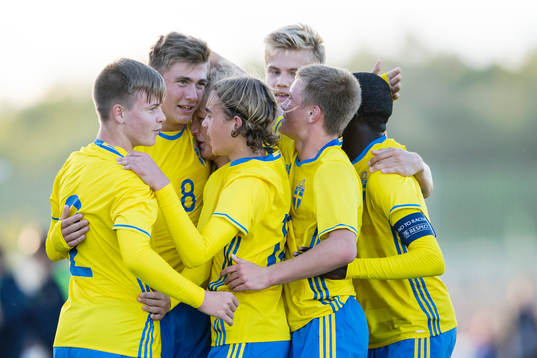 Sveriges spelare  med Viktor Widell, Aleksander Nilsson, Teo Grönborg och David Ngoma jublar efter att Tim Prica gjort 2-0