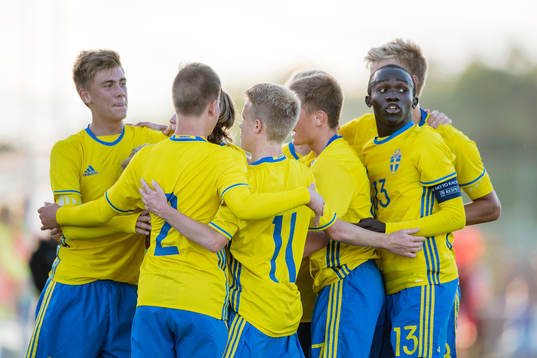Sveriges spelare  med Viktor Widell, Aleksander Nilsson, Teo Grönborg och David Ngoma jublar efter att Tim Prica gjort 2-0