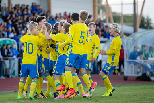 Sveriges spelare med Otto Vallentin, David Edvardsson, David Ngoma , Aleksander Nilsson, Lucas Kåhed, Melvin Appelberg   och Kourosh Kadijani jublar efter att Tim Prica gjort 1-0