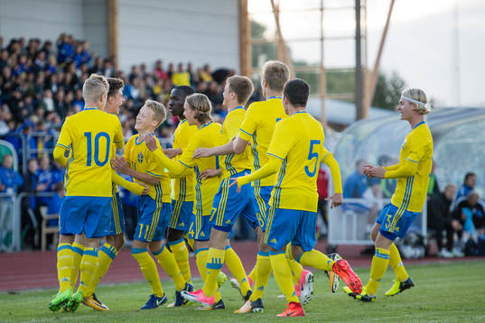 Sveriges spelare med Otto Vallentin, David Edvardsson, David Ngoma , Aleksander Nilsson, Lucas Kåhed och Kourosh Kadijani jublar efter att Tim Prica gjort 1-0