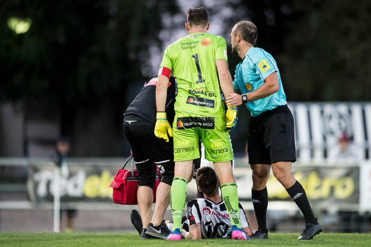 Elfsborgs målvakt Kevin Stuhr Ellegaard stoppas av domare