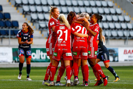 Piteås Hanna Pettersson jublar med lagkamrater efter att ha gjort 0-2