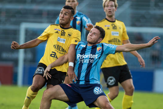 Djurgårdens Kerim Mrabti i närkamp med Gamla Upsalas Ahmed Kanou