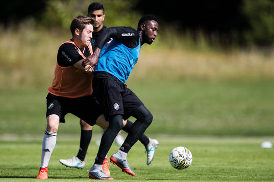 s Haukur Heidar Hauksson i kamp om bollen med Chinedu