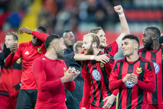 Östersunds Curtis Edwards jublar efter att dom vunnit med 2-0  och avancerat till Europa League