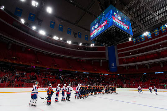 All Stars Stockholms och Djurgårdens spelare tackar