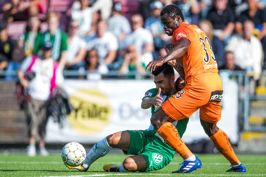 Hammarbys Jiloan Hamad i kamp om bollen med AFC Eskilstunas