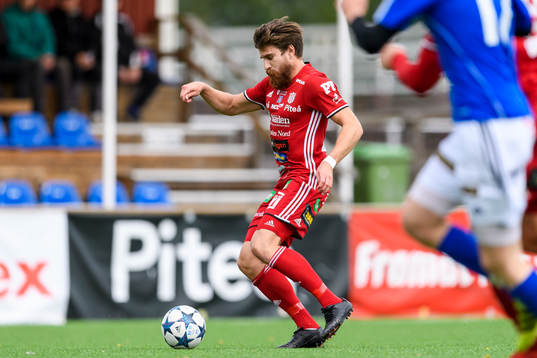 Piteås Joachim Olofsson med bollen