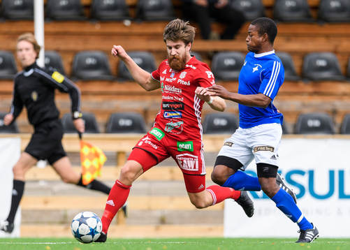 Piteås Joachim Olofsson i kamp med Östersunds Lewis Whiteley