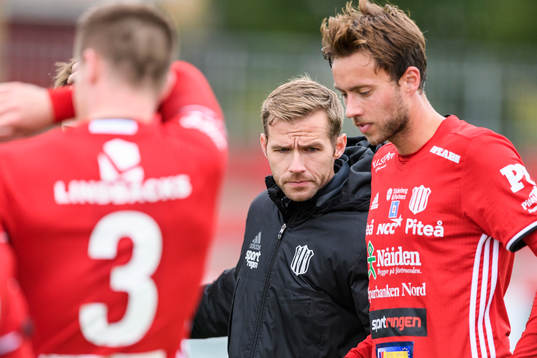 Piteås tränare Johan Norberg samlar laget efter förlusten
