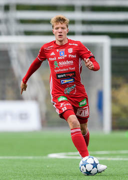 Piteås Robert Hammarstedt med bollen