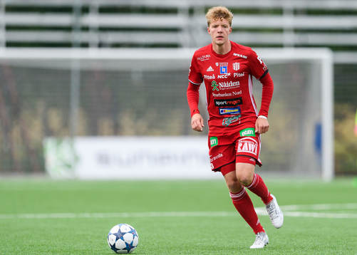 Piteås Robert Hammarstedt med bollen