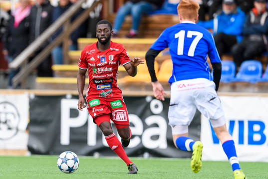 Piteås Samuel Naiwo med bollen
