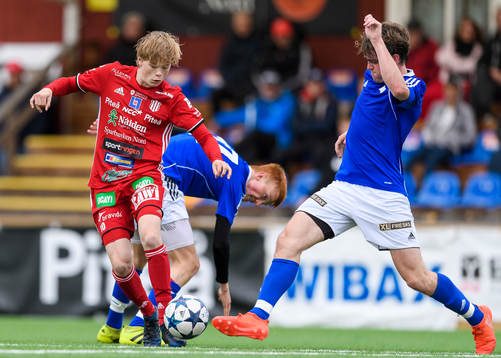 Piteås Gustav Nordh i kamp med Östersunds Max Hjalmarsson
