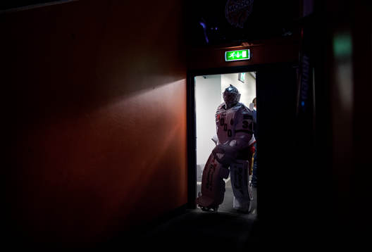 Modos målvakt Erik Hanses leder laget ut på isen