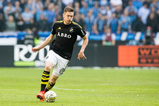 s Haukur Heidar Hauksson med bollen