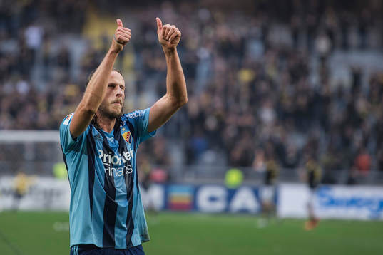 Djurgårdens Jonas Olsson tackar publiken