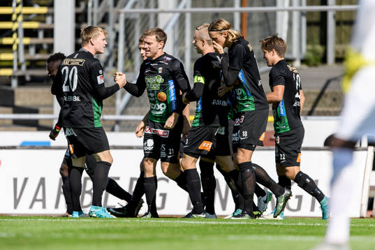 Varbergs spelare jublar efter att Karl Söderström gjort 1-0