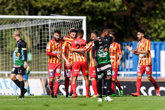 Syrianskas Mattias Mete kvitterar till 1-1 på straff och jublar med laget
