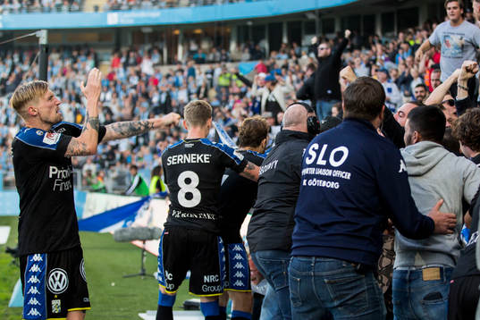 IFK Göteborgs Sebastian Eriksson jublar mot publiken