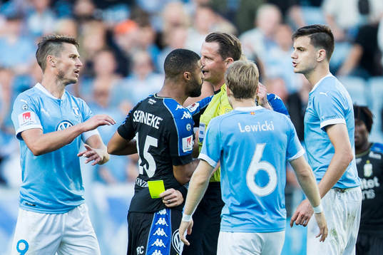 IFK Göteborgs Kristopher Da Graca i diskussion med domare