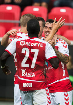  Kalmars Erton Fejzullahu jublar tillsammans med lagkamrater efter sitt 4-1 mål