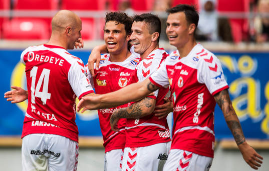  Kalmars Stefan Larsson, Herman Hallberg, Erton Fejzullahu samt Melker Hallberg jublar efter Herman Hallbergs 3-1 mål