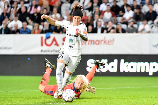 Rosengårds Ella Masar McLeod rundar LB07s målvakt Josephine Frigge och gör 0-1