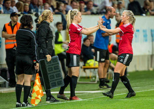 LB07s Iina Salmi byts in och ut går Alice Magnusson