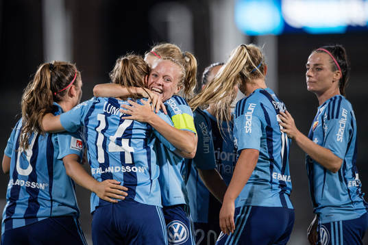 Djurgårdens Hanna Lundqvist gör 1-0 och jublar med
