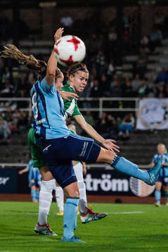 Djurgårdens Michelle Wörner och Hammarbys Amanda Johansson