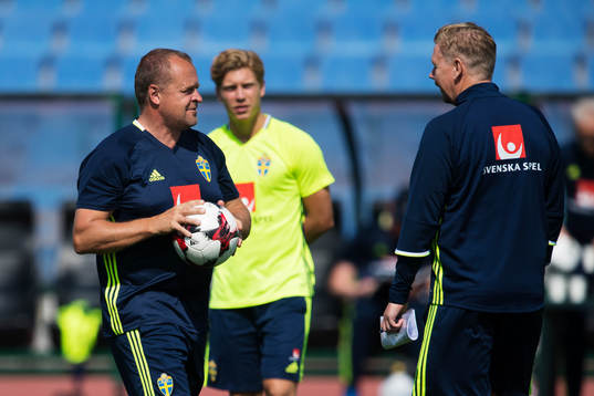 Scouten Jonas Thern och assisterande förbundskapten Peter