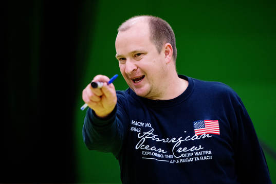 Tränare Jimmy Johansson gestikulerar