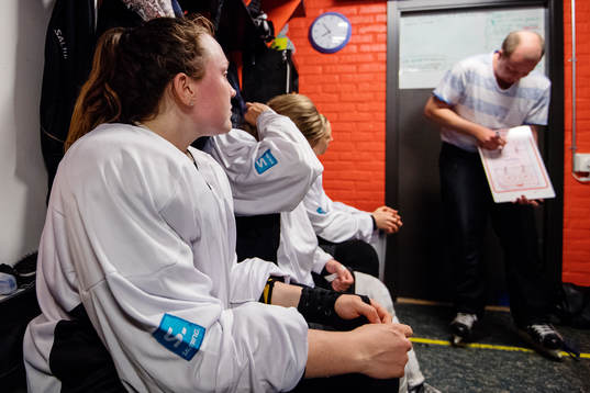 Hanna Sköld tittar på tränare Jimmy Johansson, som ger