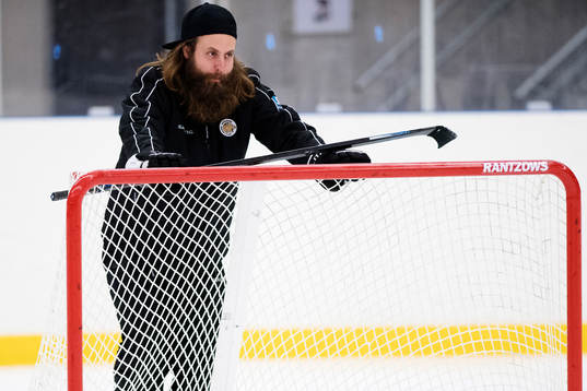 Målvaktstränare Kristoffer Larsson flyttar en målbur
