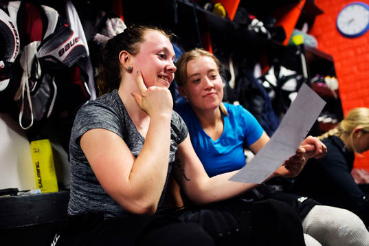 Hanna Sköld och Victoria Olofsson tittar på ett papper