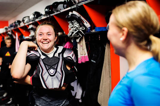 Hanna Sköld och Victoria Olofsson byter om i