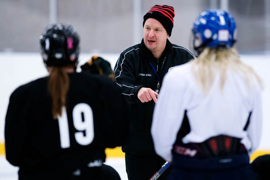 Tränare Jimmy Johansson instruerar spelare