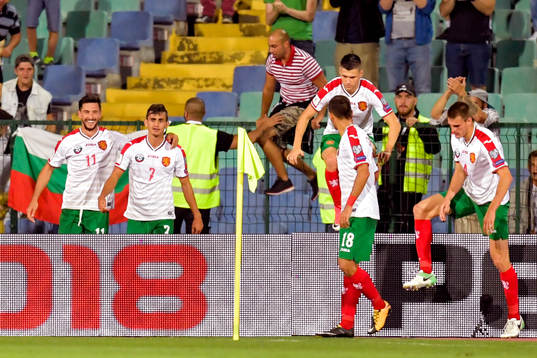 Bulgariens Georgi Kostadinov jublar med lagkamrater efter 2-1