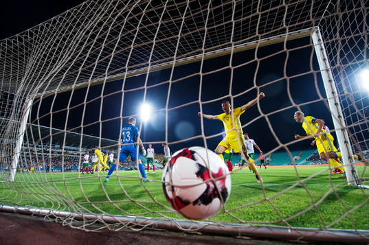 Sveriges Marcus Berg jublar när Mikael Lustig gör 1-1