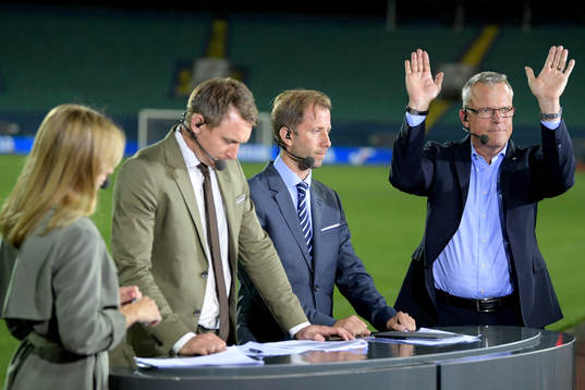 Karin Frick, Kim Källström, Simon Bank och Sveriges förbundskapten Janne Andersson i Eurosports studio