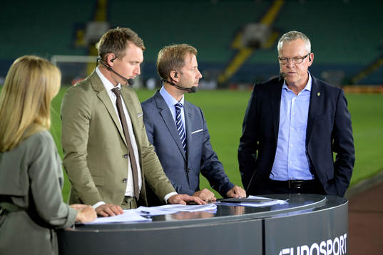 Karin Frick, Kim Källström, Simon Bank och Sveriges förbundskapten Janne Andersson i Eurosports studio