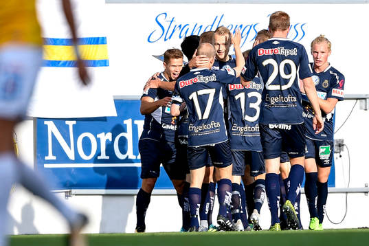 Gefles Bajram Ajeti jublar med lagkamrater efter 0-1