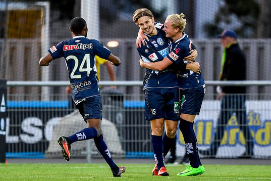 Gefles Jacob Hjelte jublar med lagkamrater efter 0-4