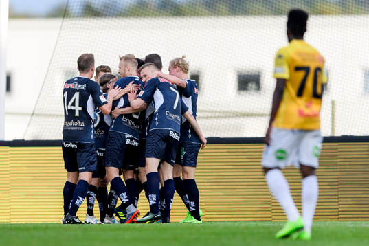 Gefles Adam Bergmark Wiberg (ej i bild) har gjort 0-3 och spelarna jublar