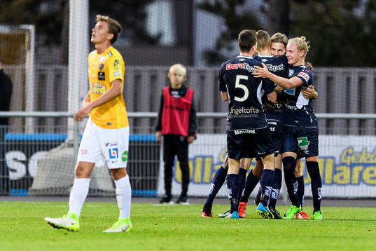 Gefles Jacob Hjelte jublar med lagkamrater efter 0-4