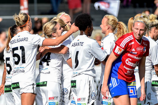 Rosengårds Hanna Folkesson jublar med lagkamrater