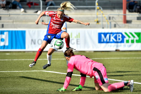 Vittsjös Emmi Alanen gör 2-1 bakom Rosengårds målvakt